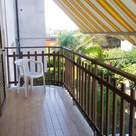 With 3 Bedrooms In With Balcony 700 M From The Beach 아파트