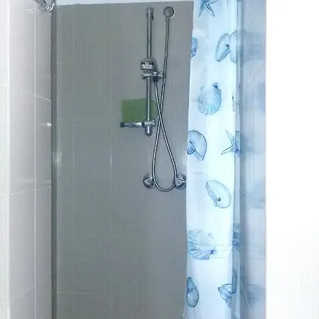 아파트 With 3 Bedrooms In With Balcony 700 M From The Beach 마리나디지오이사이오니카