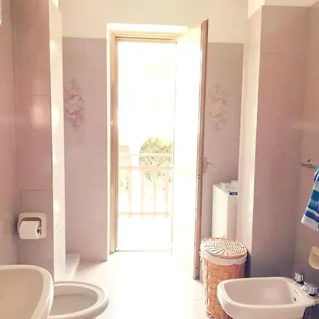 아파트 With 3 Bedrooms In With Balcony 700 M From The Beach