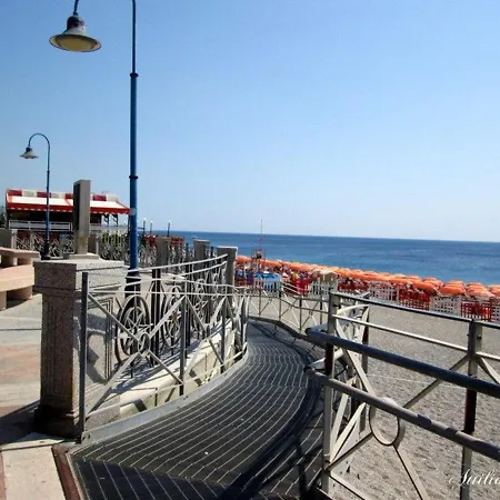 With 3 Bedrooms In With Balcony 700 M From The Beach