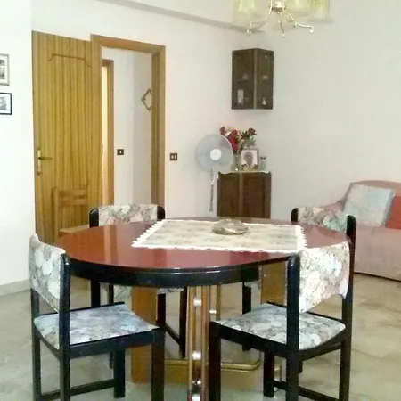 With 3 Bedrooms In With Balcony 700 M From The Beach *