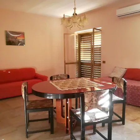 With 3 Bedrooms In With Balcony 700 M From The Beach 아파트 마리나디지오이사이오니카