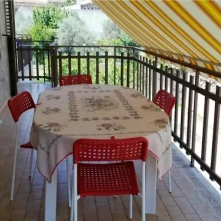 With 3 Bedrooms In With Balcony 700 M From The Beach Apartment *