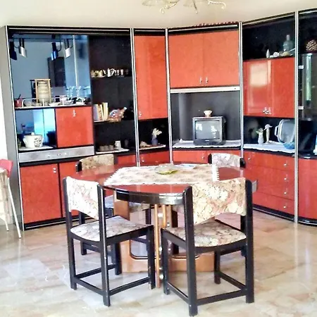 아파트 With 3 Bedrooms In With Balcony 700 M From The Beach 마리나디지오이사이오니카
