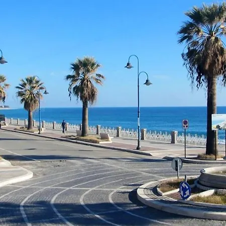 With 3 Bedrooms In With Balcony 700 M From The Beach