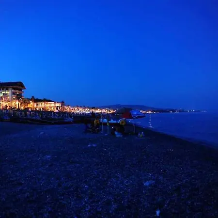 아파트 With 3 Bedrooms In With Balcony 700 M From The Beach *